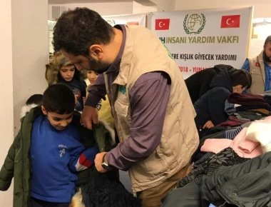 ΙΗΗ: Η ΜΚΟ του Ερντογάν στην Αθήνα μοιράζει χρήματα και δώρα σε μουσουλμάνους